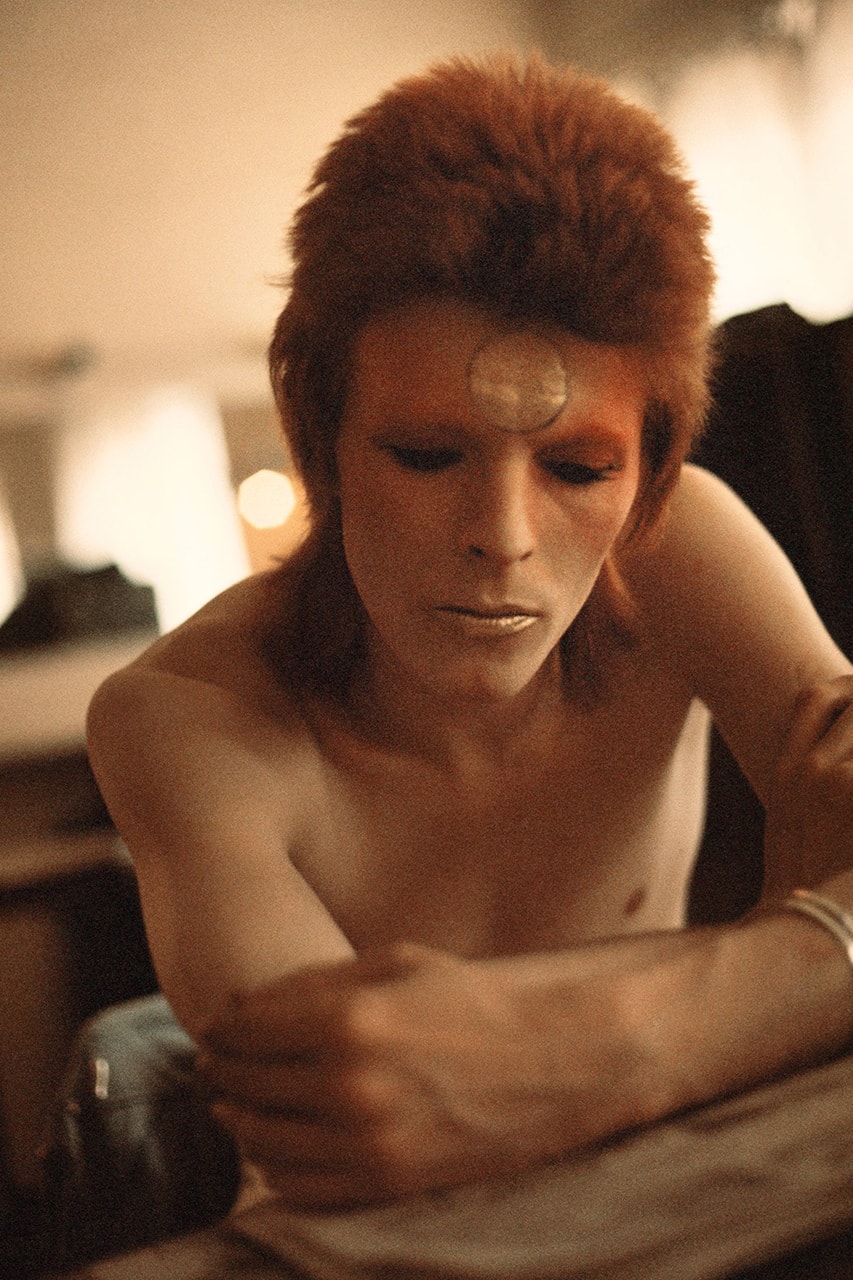 伝説的ロックミュージシャン David Bowie の1970代初頭にかけて開催されたツアーの舞台裏を捉えた未公開写真を展示　David bowie Geoff MacCormack Brighton Museum 2020 rock n roll with me 2021 when does it open close 