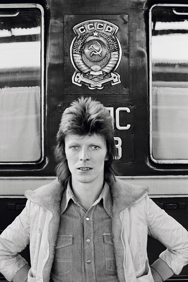 伝説的ロックミュージシャン David Bowie の1970代初頭にかけて開催されたツアーの舞台裏を捉えた未公開写真を展示　David bowie Geoff MacCormack Brighton Museum 2020 rock n roll with me 2021 when does it open close 