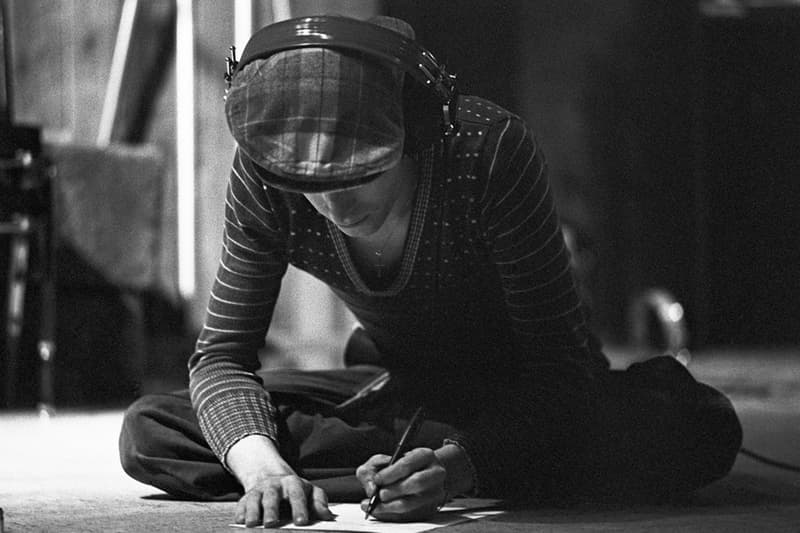 伝説的ロックミュージシャン David Bowie の1970代初頭にかけて開催されたツアーの舞台裏を捉えた未公開写真を展示　David bowie Geoff MacCormack Brighton Museum 2020 rock n roll with me 2021 when does it open close 