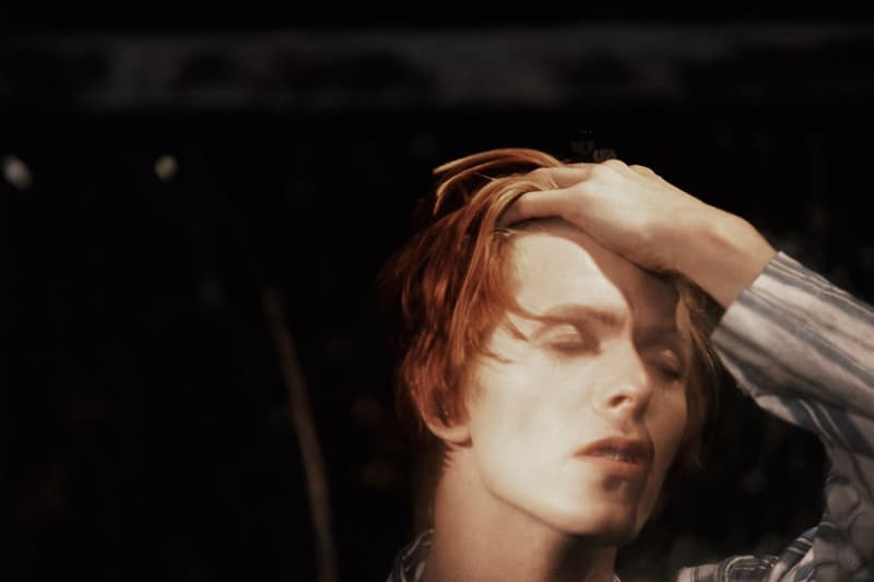 伝説的ロックミュージシャン David Bowie の1970代初頭にかけて開催されたツアーの舞台裏を捉えた未公開写真を展示　David bowie Geoff MacCormack Brighton Museum 2020 rock n roll with me 2021 when does it open close 