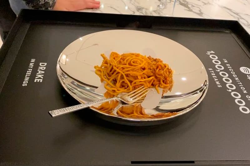 ドレイクが世界に1枚しかないスポティファイの貴重なお皿（?）でボロネーゼを食す Watch Drake Enjoy Pasta Out of Spotify Plaque for 1 Billion "In My Feelings" Streams