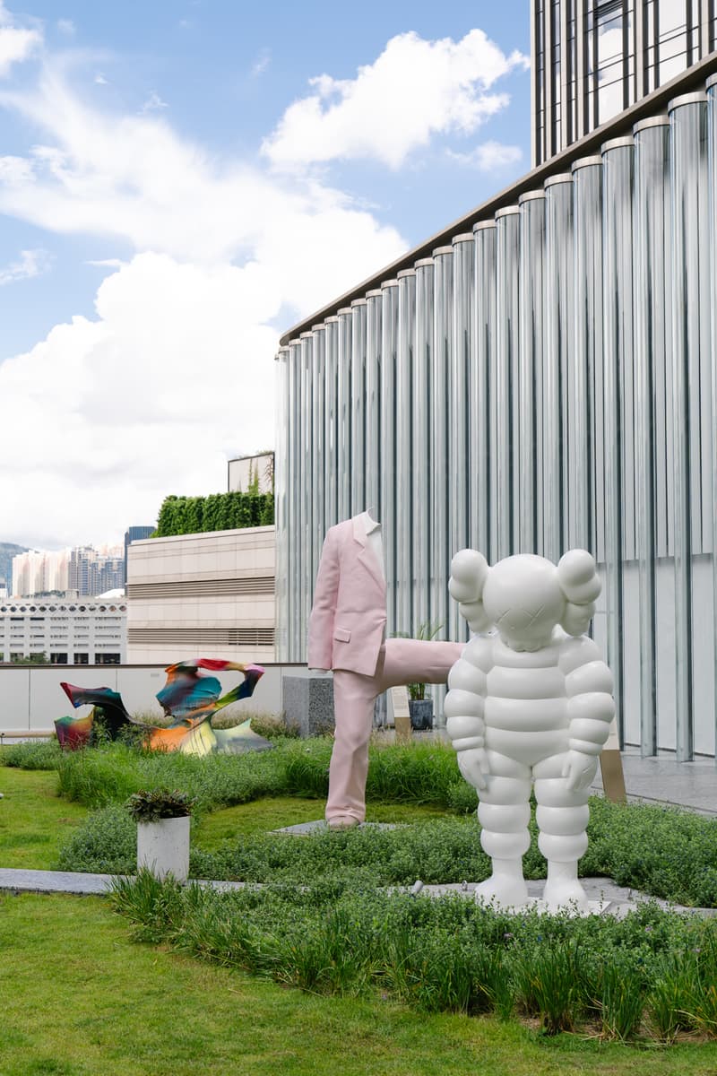 KAWS の巨大なフィギュア “WHAT PARTY” CHUM が香港に出現 kaws what party installation statue figure sculpture