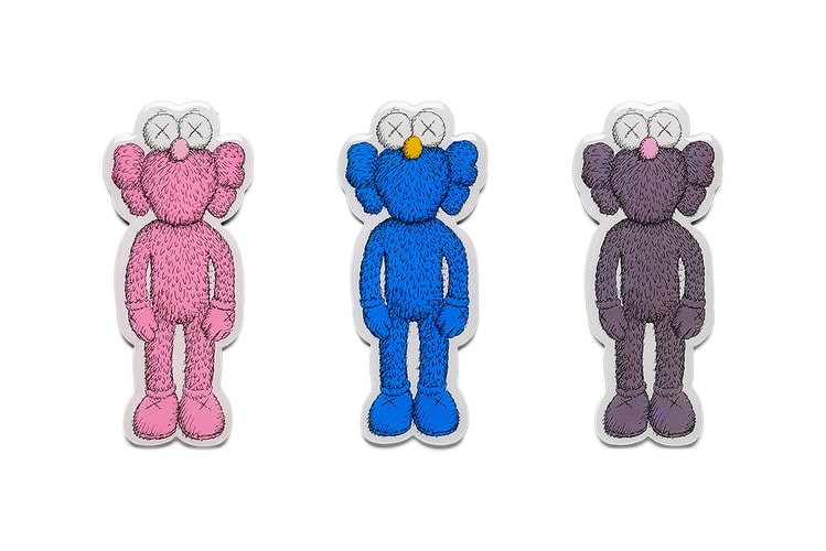 MoMA Design Store がギフトにも最適な KAWS のマーチャンダイズを販売中
