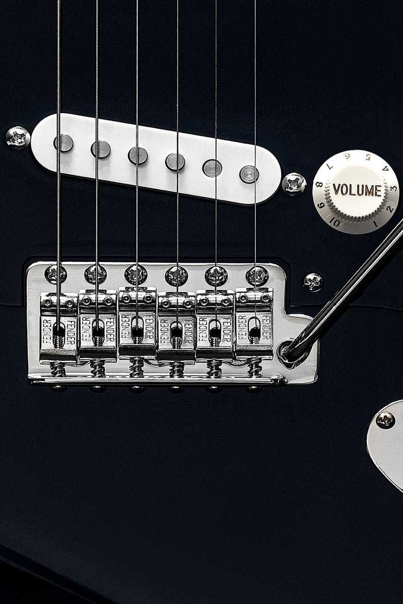 ハイプビースト x フェンダーのコラボギターが登場 The Hypebeast x Fender Stratocaster navy maple hard shell case made in Japan 24 limited edition collaboration release info hbx