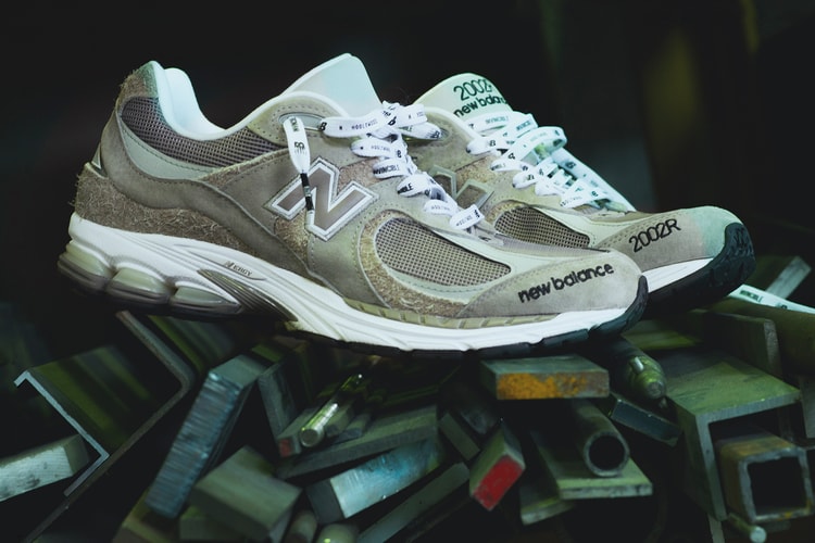 N.HOOLYWOOD x New Balance x INVINCIBLE のトリプルコラボ 2002R が誕生
