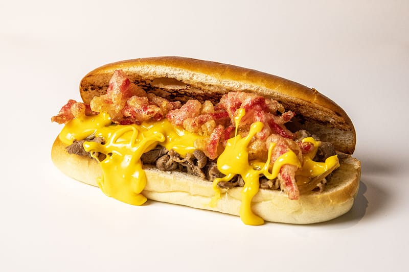 麺散とのコラボによる原宿の新名物 チーズステーキドッグが誕⽣