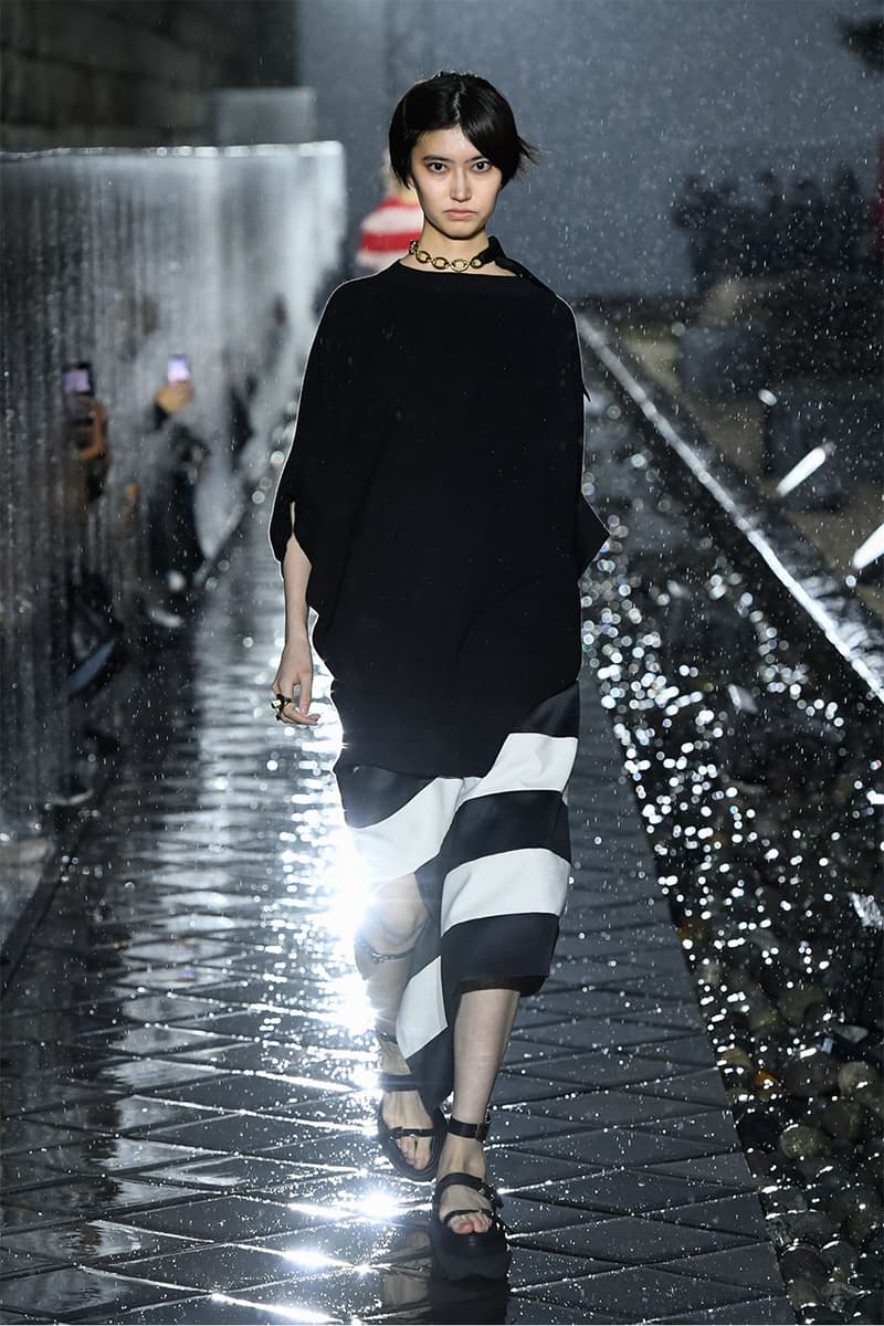 サカイ sacai 2021年春夏コレクション 阿部千登勢の手がける〈<a href="https://hypebeast.com/jp/tags/sacai">sacai</a>(サカイ)〉が、『小田原文化財団 江之浦測候所』にて2021年春夏コレクションを発表。