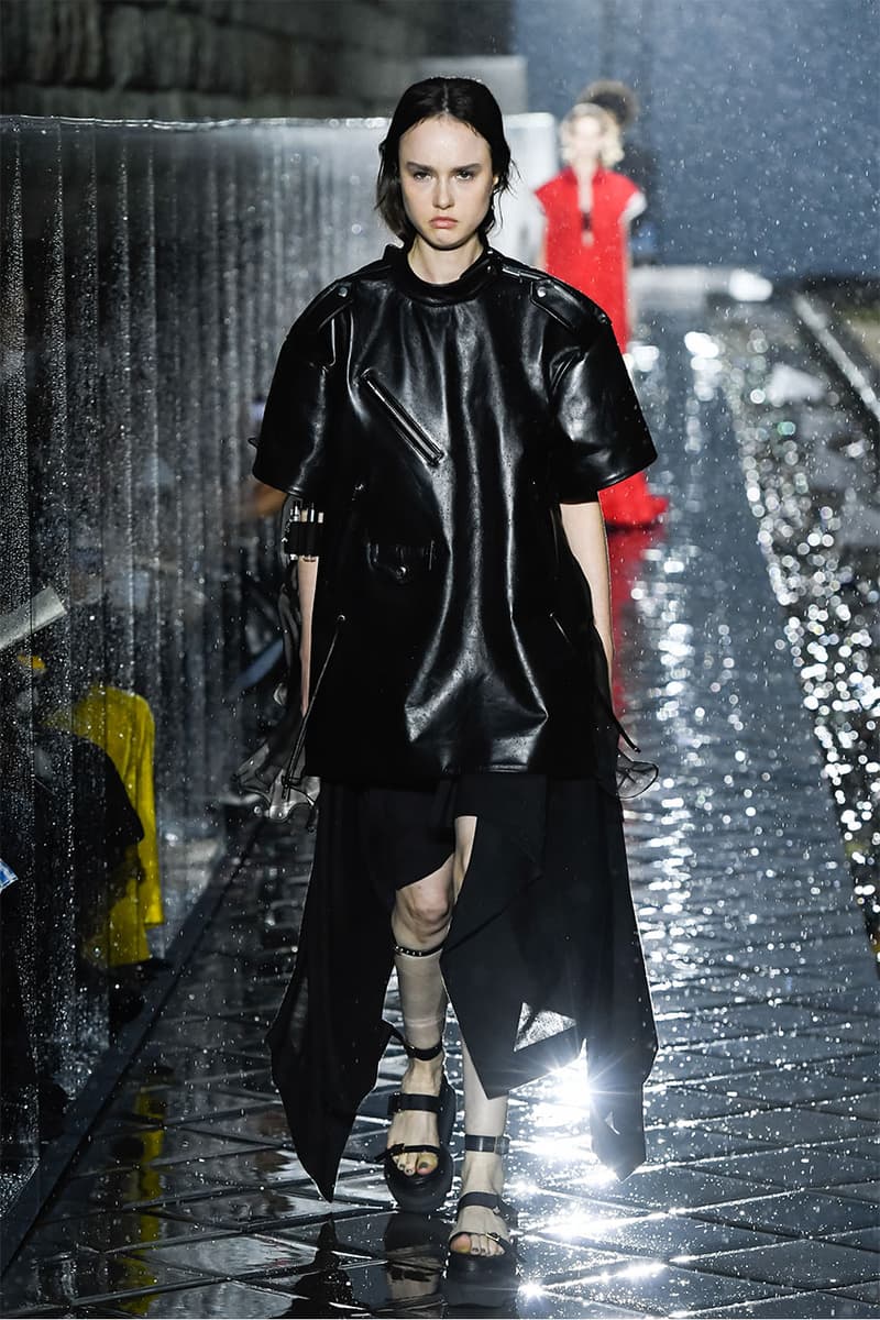 サカイ sacai 2021年春夏コレクション 阿部千登勢の手がける〈<a href="https://hypebeast.com/jp/tags/sacai">sacai</a>(サカイ)〉が、『小田原文化財団 江之浦測候所』にて2021年春夏コレクションを発表。