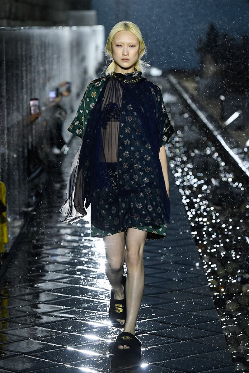 サカイ sacai 2021年春夏コレクション 阿部千登勢の手がける〈<a href="https://hypebeast.com/jp/tags/sacai">sacai</a>(サカイ)〉が、『小田原文化財団 江之浦測候所』にて2021年春夏コレクションを発表。