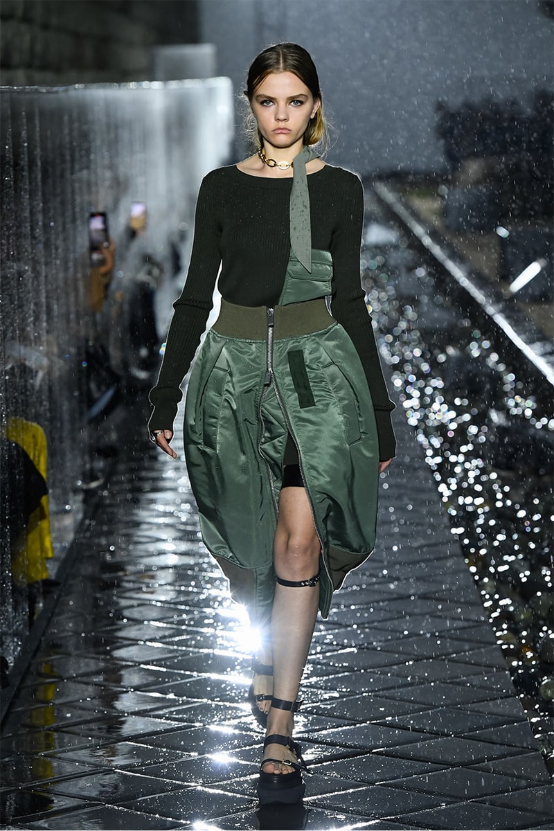 サカイ sacai 2021年春夏コレクション 阿部千登勢の手がける〈<a href="https://hypebeast.com/jp/tags/sacai">sacai</a>（サカイ）〉が、『小田原文化財団 江之浦測候所』にて2021年春夏コレクションを発表。