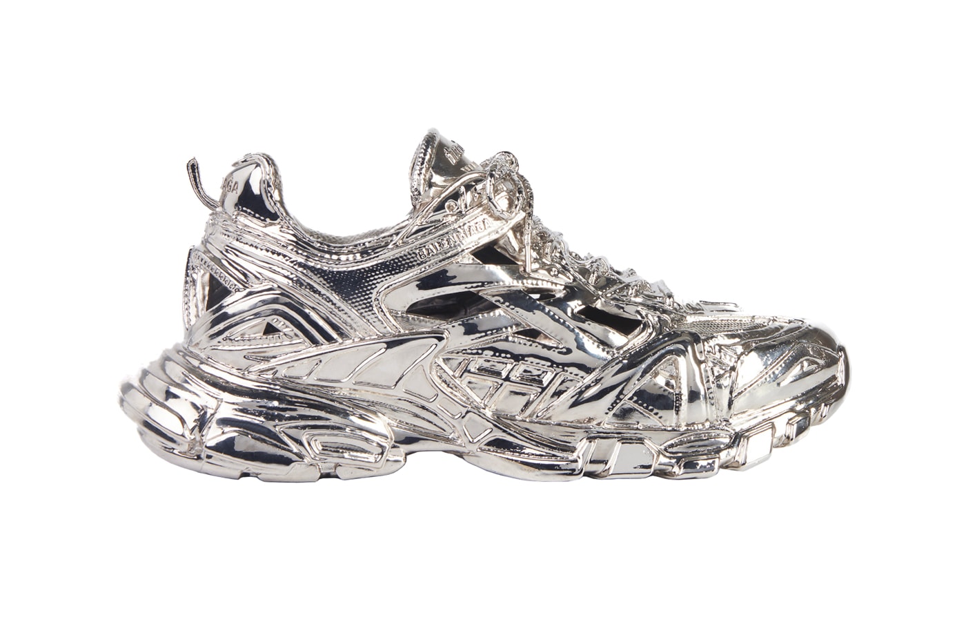 バレンシアガの人気スニーカー トラック2がメタル彫刻になる Balenciaga Releases a $5,750 USD Track.2 Sneaker metal Sculpture