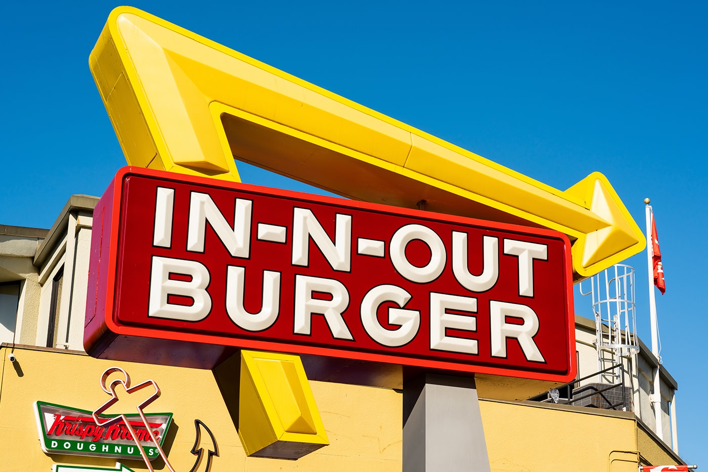 アメリカ・コロラド州でハンバーガーを求める人々が14時間待ちの行列を作る Colorado's First In-N-Out Burger Had a 14-Hour Line Up
