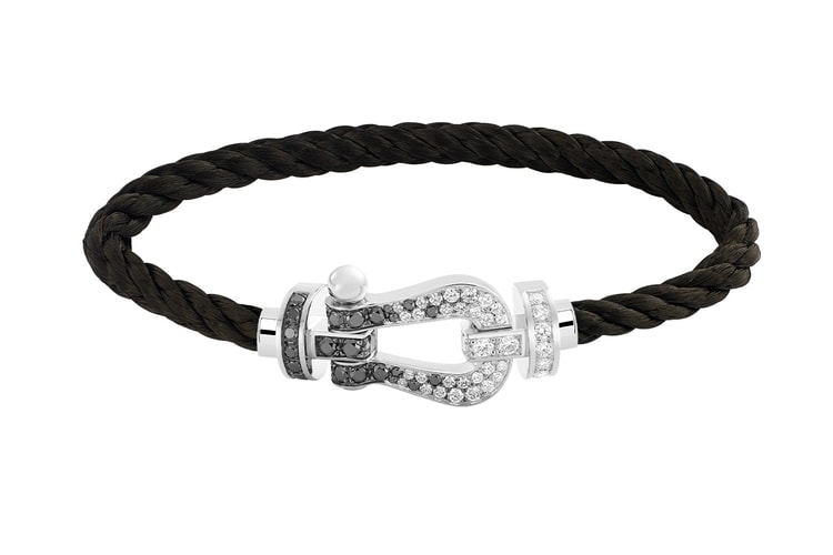 FRED のアイコニックジュエリー “Force 10” にブラック&ホワイトダイヤモンドの新作バックルが登場