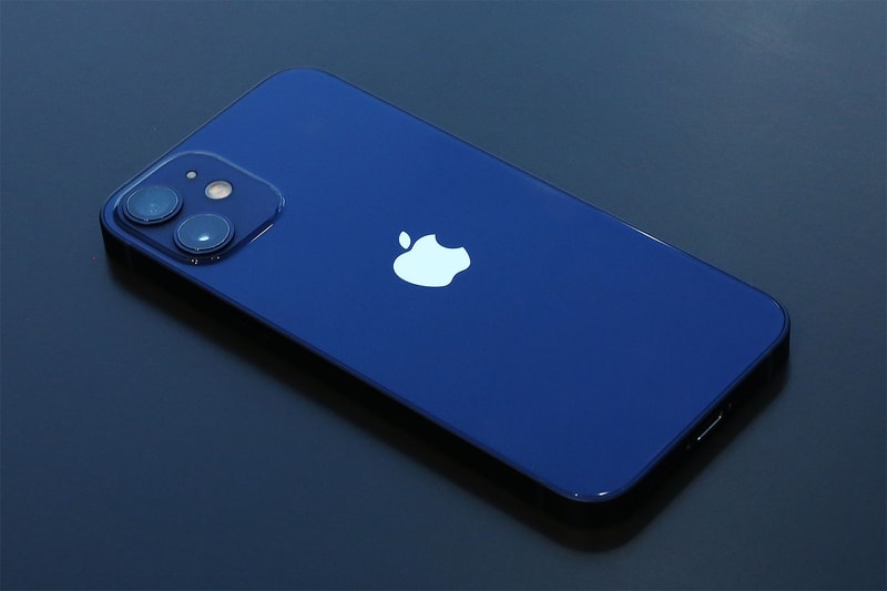iPhone 12 mini と iPhone 12 Pro Max にクローズアップ アイフォン ミニ プロマックス