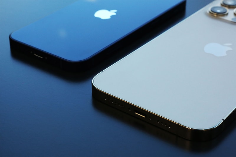 iPhone 12 mini と iPhone 12 Pro Max にクローズアップ アイフォン ミニ プロマックス