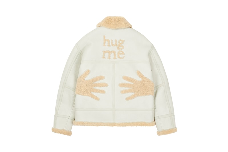 パレス スケートボード palace skateboards とモスキーノ moschino による初コラボが実現  moschino palace skateboards collection collaboration shearling jackets puffers denim hoodies t shirts release fall winter 2020 milk carton duck logo shirt jeans jacket motorcycle bell helmet jeremy scott