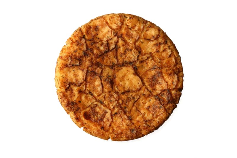 “ペヤングソースやきそば”の味付けを再現した揚げ煎餅が発売 『三州総本舗』