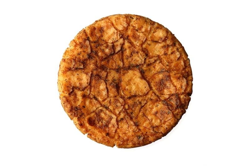 “ペヤングソースやきそば”の味付けを再現した揚げ煎餅が発売 『三州総本舗』