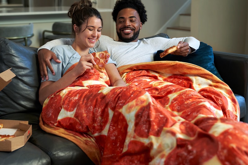 ピザハットがピザをプリントした重さ7kgのグラビティブランケットをリリース Pizza Hut 15-Pound Original Pan Gravity Blanket 