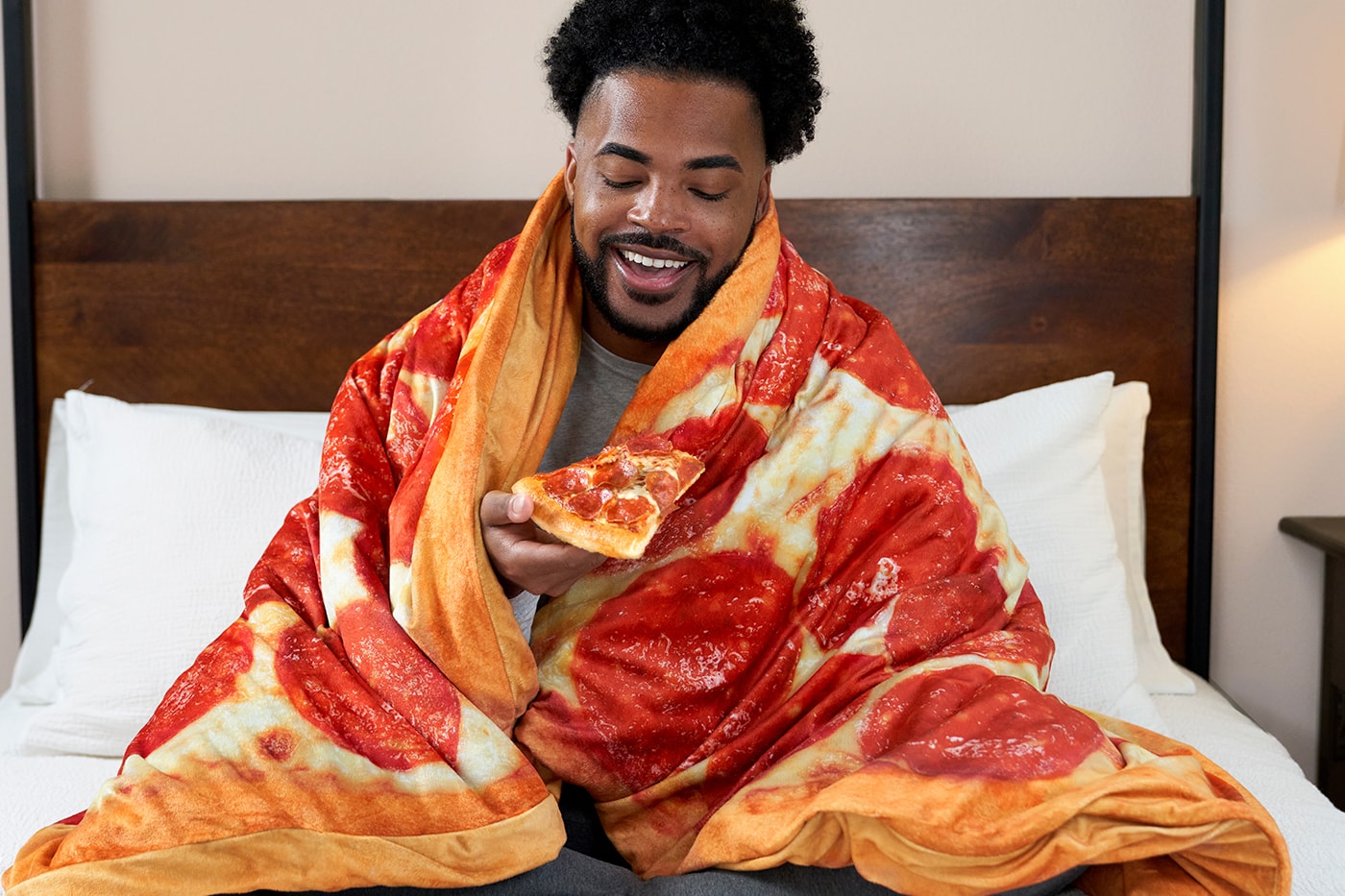 ピザハットがピザをプリントした重さ7kgのグラビティブランケットをリリース Pizza Hut 15-Pound Original Pan Gravity Blanket 