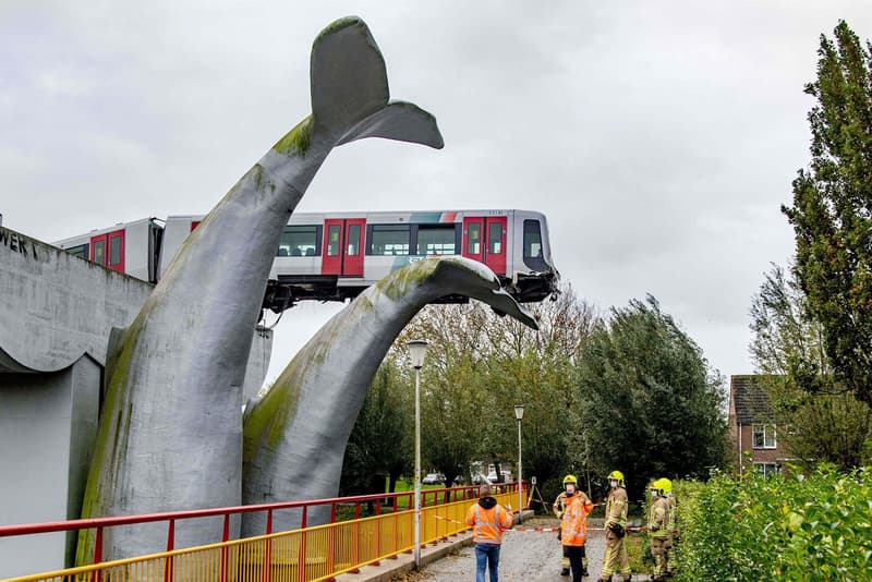 オランダにて高架から落下する電車を鯨の尾びれの彫刻が受け止める Dutch Train Saved From Crash by Whale Sculpture 