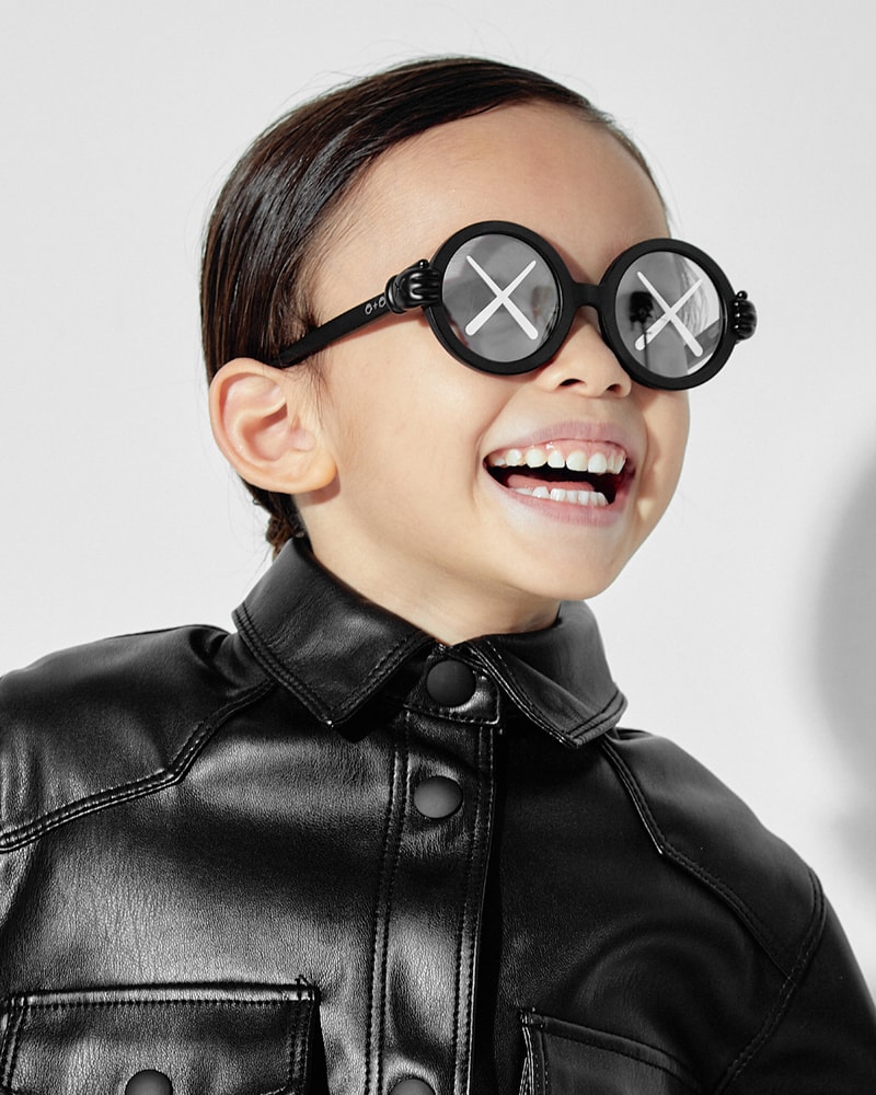 カウズxサン+ドーターのキッズ用サングラスのオフィシャルイメージが到着 KAWS x Sons+Daughters Sunglasses Collaboration