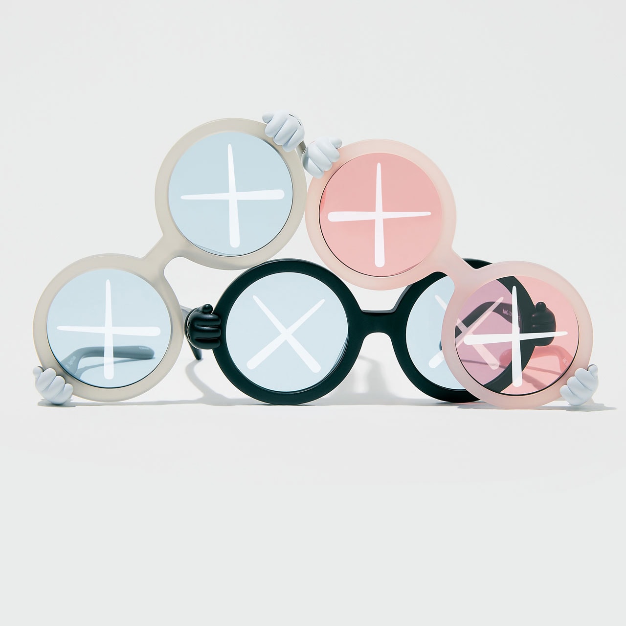 カウズxサン+ドーターのキッズ用サングラスのオフィシャルイメージが到着 KAWS x Sons+Daughters Sunglasses Collaboration