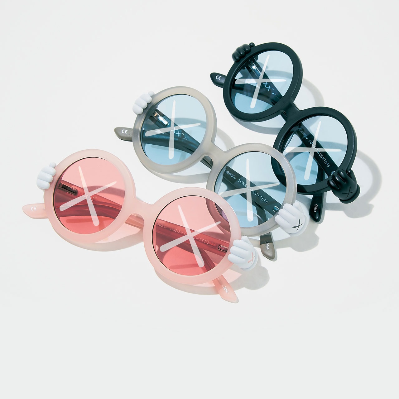 カウズxサン+ドーターのキッズ用サングラスのオフィシャルイメージが到着 KAWS x Sons+Daughters Sunglasses Collaboration