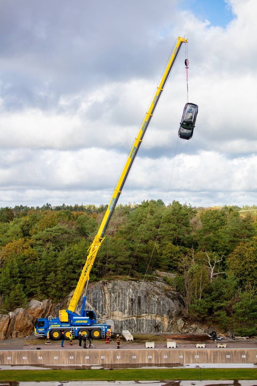 ボルボが衝突テストのために30mの高さから最新モデルを落下させる Volvo Drops Cars From 30 Meter Crane To Test Safety