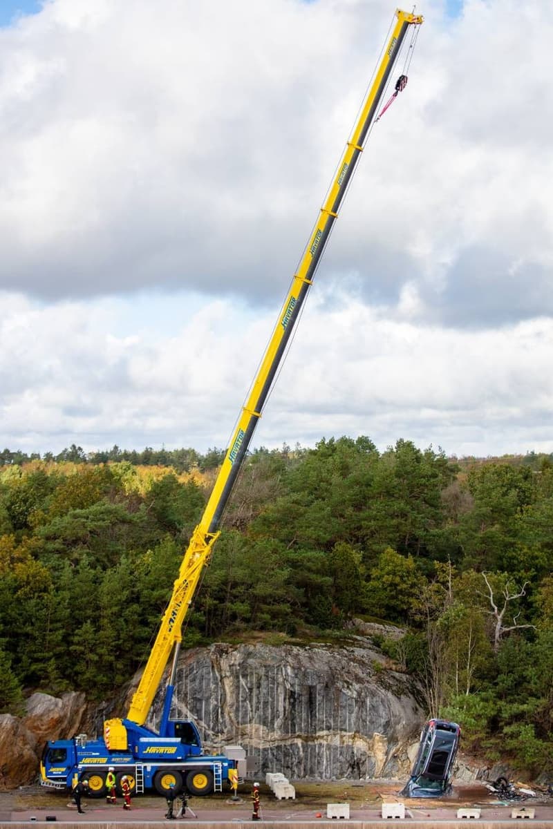 ボルボが衝突テストのために30mの高さから最新モデルを落下させる Volvo Drops Cars From 30 Meter Crane To Test Safety