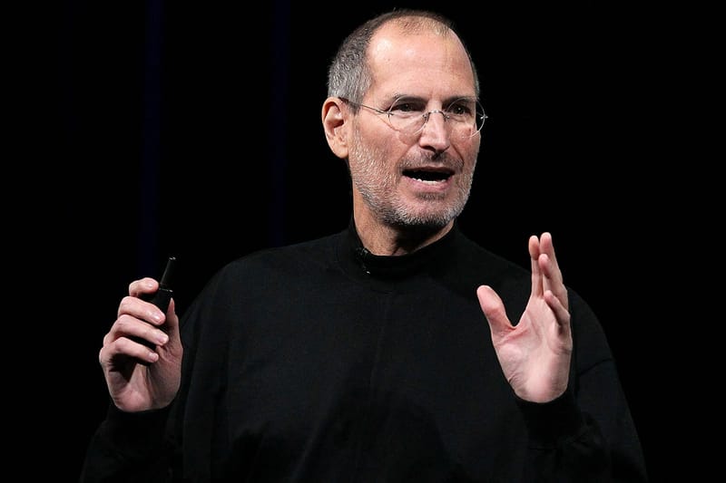 故スティーブ・ジョブズが着用していたタートルネックの生地を埋め込んだ iPhone 12 が発売