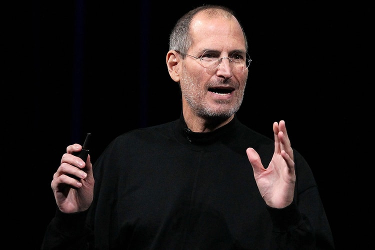 故スティーブ・ジョブズが着用していたタートルネックの生地を埋め込んだ iPhone 12 が発売