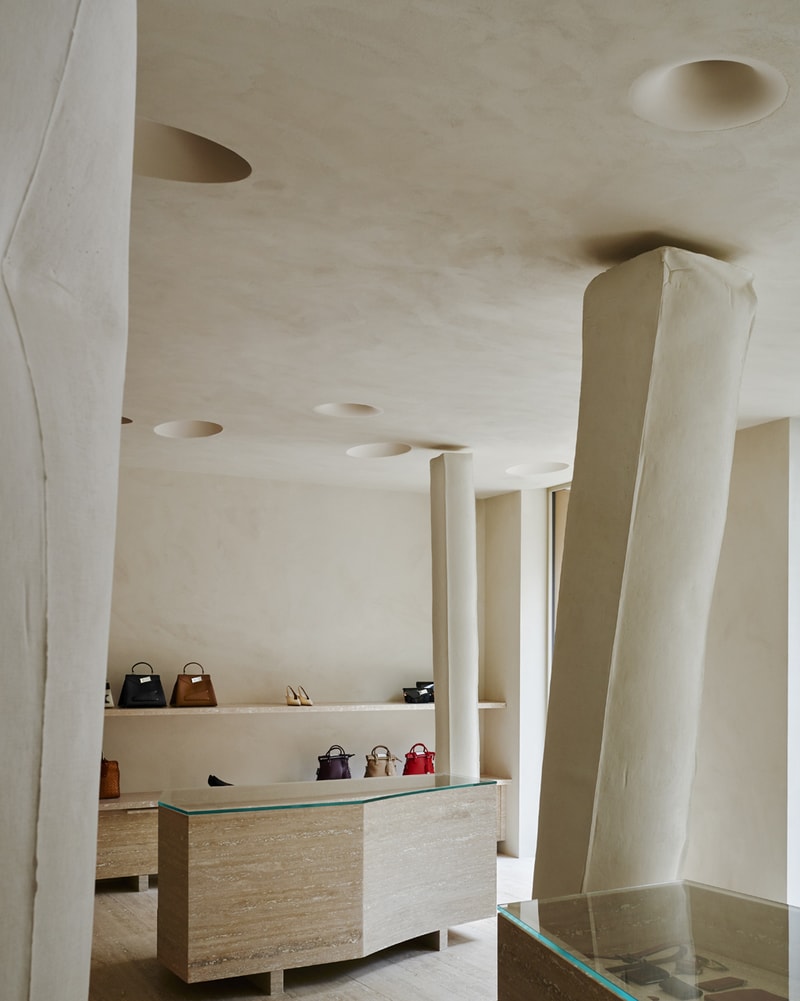 メゾン マルジェラが旗艦店をパリ・モンテーニュ通りにオープン Maison Margiela Avenue Montaigne Paris Flagship store interior inside address location boutique shop martin