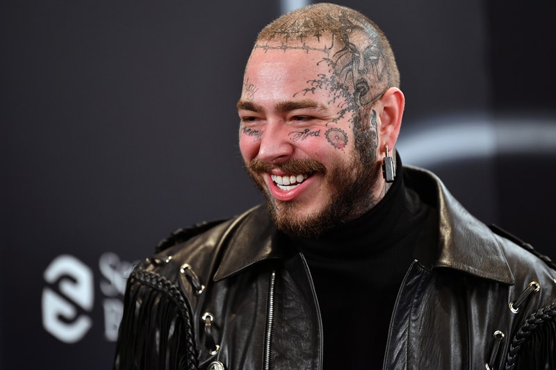ポスト・マローンが母校の生徒全員にクロックスとのコラボフットウェアをプレゼントする Post Malone Gifts New Crocs Collab Footwear to Students at His Former High School