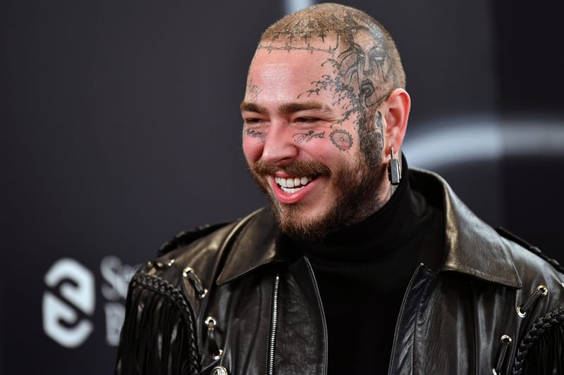 Post Malone が母校の生徒全員に Crocs とのコラボフットウェアをプレゼントする