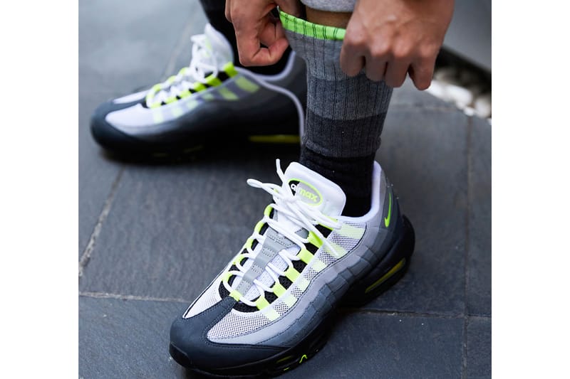 atmos と靴下ブランド CHICSTOCKS が Air Max 95 “Neon Yellow” のカラーリングを落とし込んだコラボソックスを発売