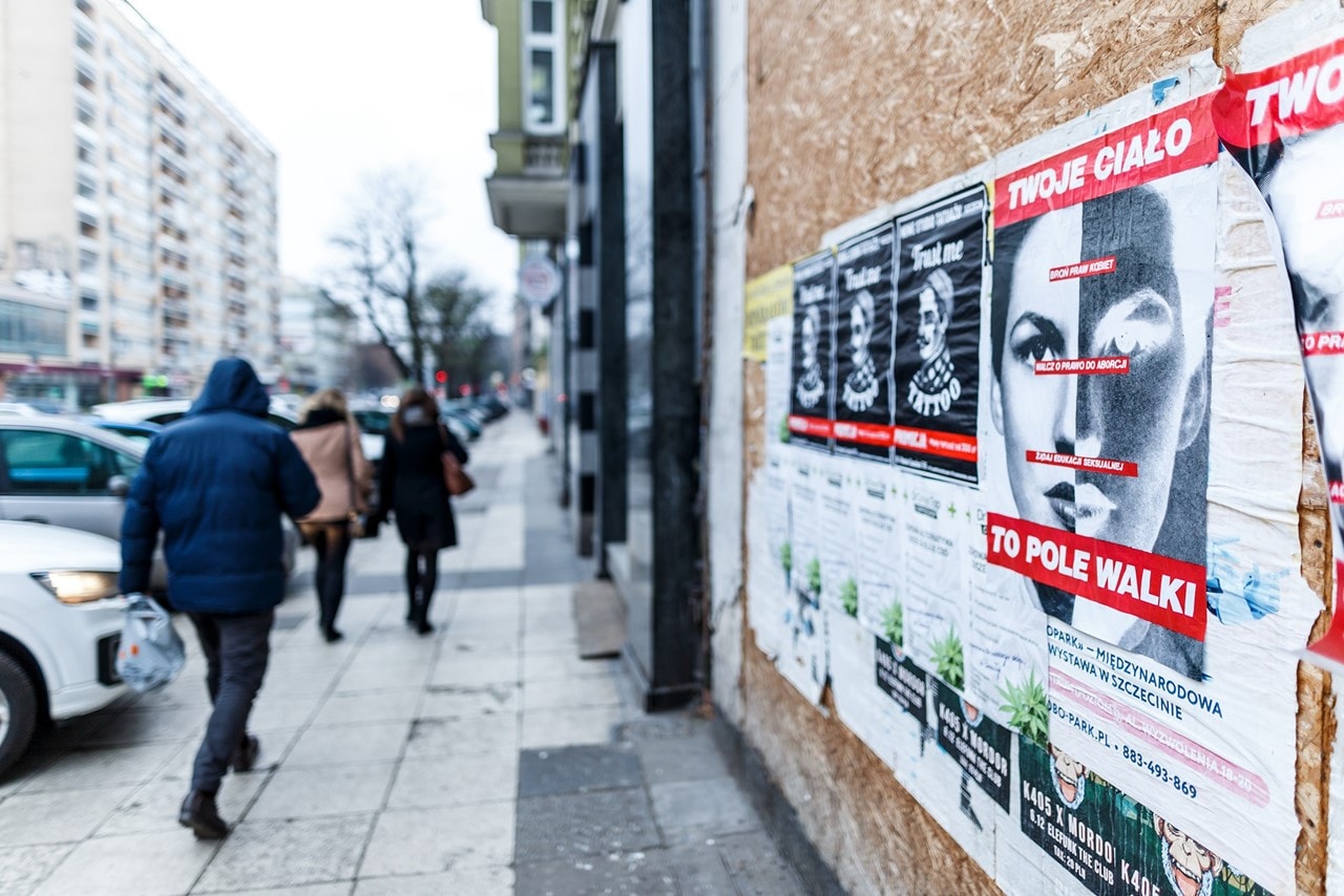 バーバラ・クルーガーの代表作がポスターとしてポーランド・シュチェチン内に登場 barbara kruger pro choice posters poland