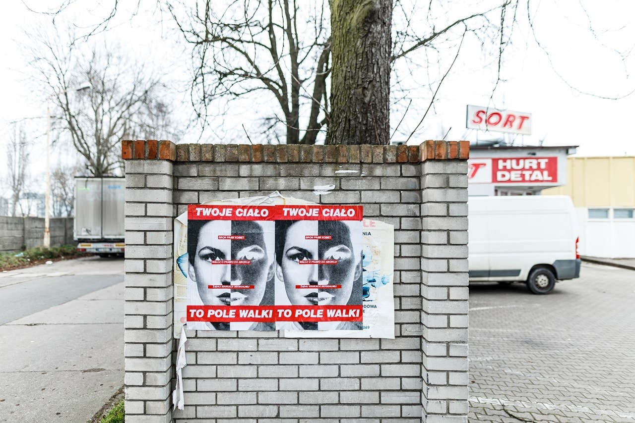 バーバラ・クルーガーの代表作がポスターとしてポーランド・シュチェチン内に登場 barbara kruger pro choice posters poland