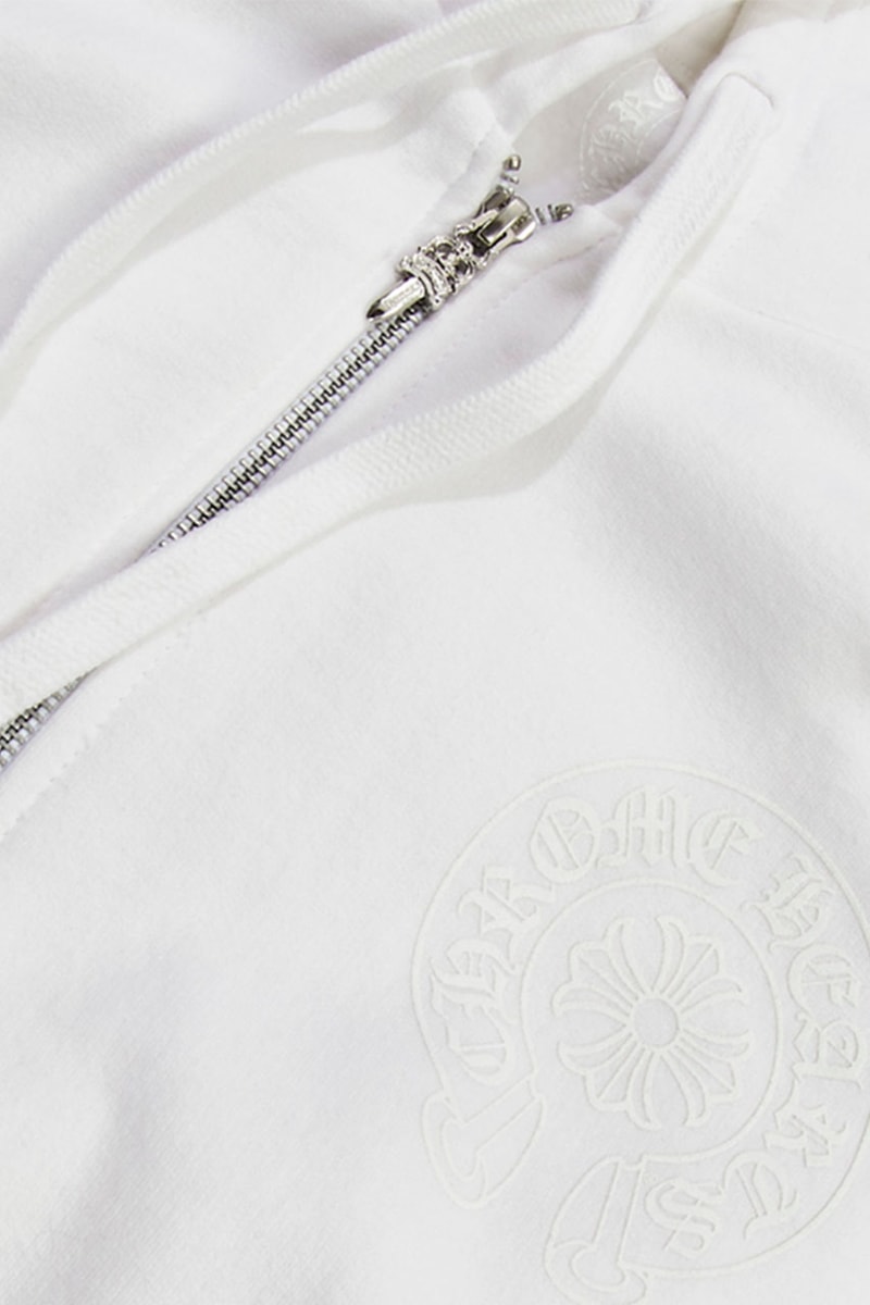クロムハーツ Chrome Hearts が暗闇で光るグロー・イン・ザ・ダーク仕様のフーディを発売 
