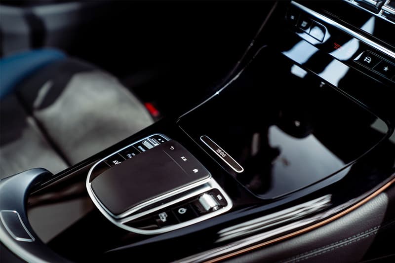 Mercedes-Benz メルセデス・ベンツ初の電気自動車 “EQC” にクローズアップ