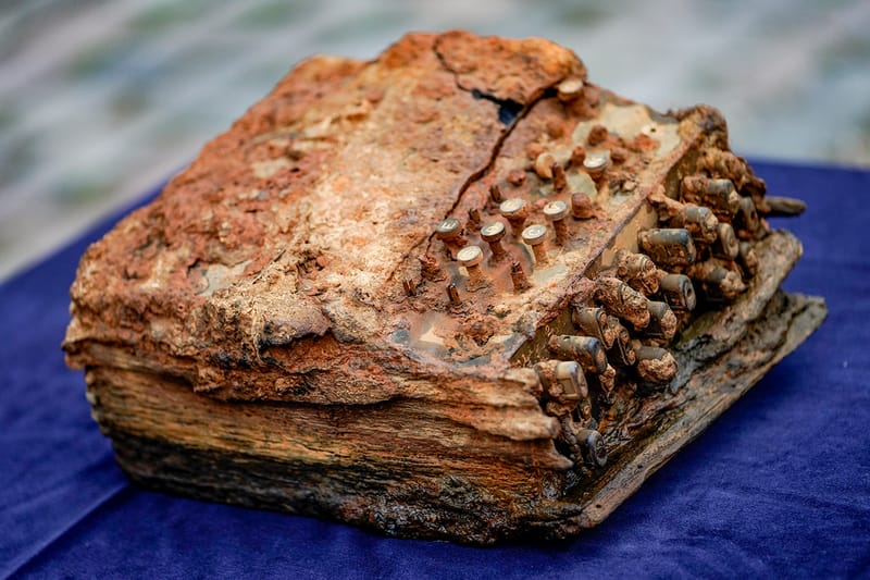 第二次世界大戦で使用されていた歴史的暗号機 エニグマが海底で発見される