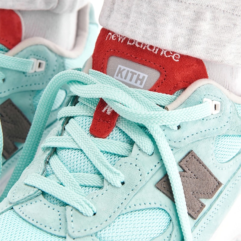 キスのロニー・ファイグがホリデースピレット満載なニューバランスとのコラボ992を発売 ronnie fied new balance 992 kithmas release info light blue red white pricing photos buying guide store list