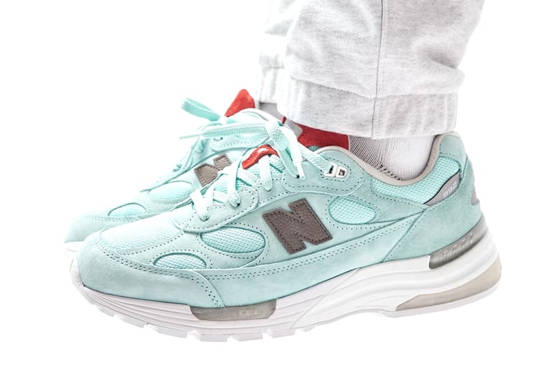 キスのロニー・ファイグがホリデースピレット満載なニューバランスとのコラボ992を発売 ronnie fied new balance 992 kithmas release info light blue red white pricing photos buying guide store list