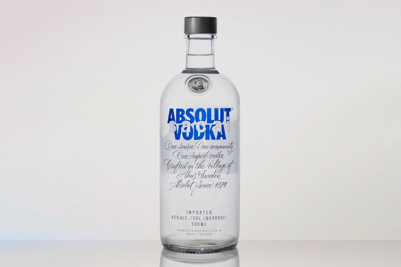 サカイがスウェーデンのウォッカブランド アブソルートとのコラボボトルセットを発表 sacai x absolut Limited Edition Bottle Set Unveil