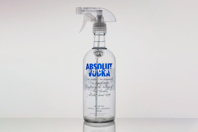 サカイがスウェーデンのウォッカブランド アブソルートとのコラボボトルセットを発表 sacai x absolut Limited Edition Bottle Set Unveil
