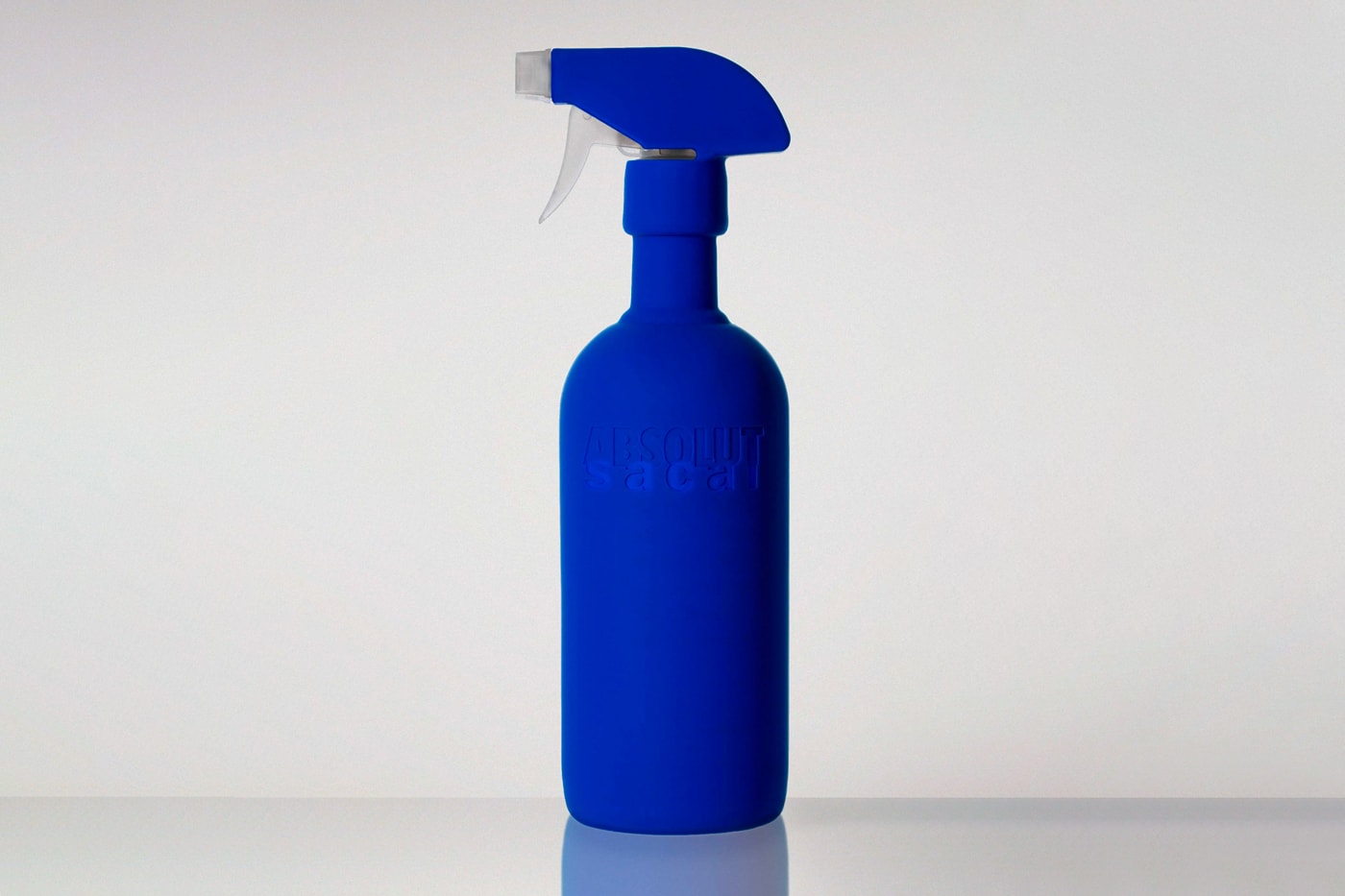 サカイがスウェーデンのウォッカブランド アブソルートとのコラボボトルセットを発表 sacai x absolut Limited Edition Bottle Set Unveil