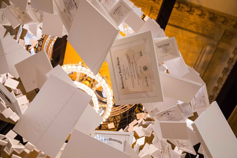 世界最高額のインスタレーションがニューヨークのグランド・セントラル駅内に出現 Da Vinci of Debt 470 Million USD Worlds Most Expensive Artwork installation new york city grand central terminal vanderbolt hall daniel blake info