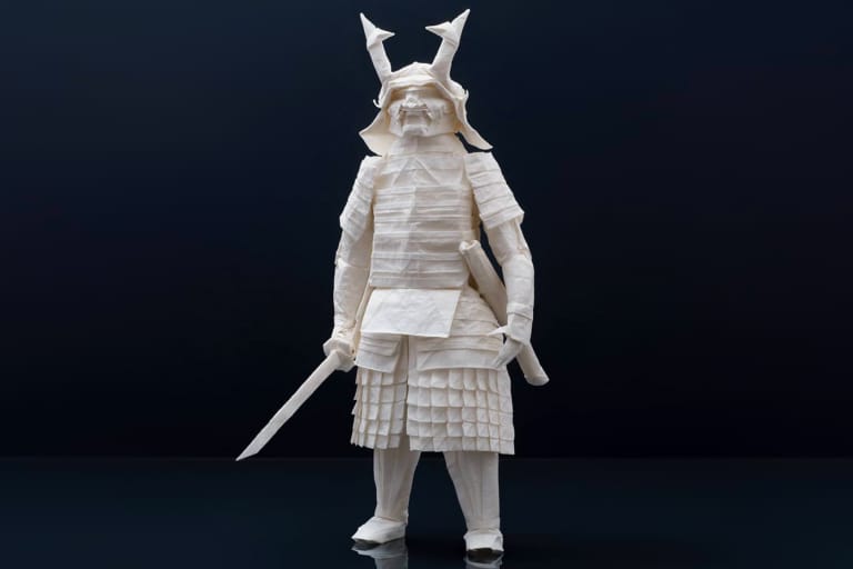 フィンランド人折り紙アーティストが50時間をかけて1枚の紙から鎧武者を制作