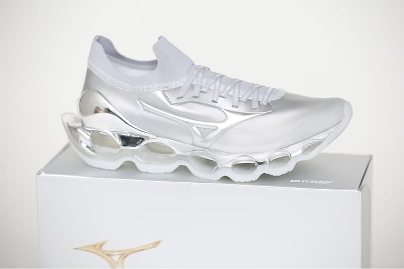 ミズノ 空山基の手がけた Mizuno の新モデル WAVE PROPHECY SORAYAMA が登場