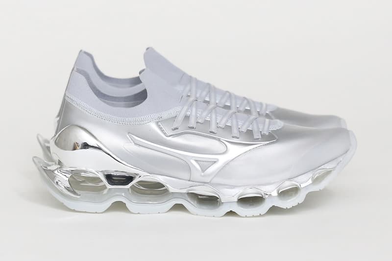 ミズノ 空山基の手がけた Mizuno の新モデル WAVE PROPHECY SORAYAMA が登場